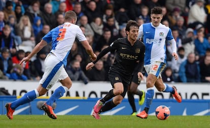 Silva conduce el balón ante los jugadores del Blackburn Spurr, a la izquierda y Marshall.