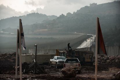 Carretera en el sur de Líbano vista desde muro de separación construido por Israel cerca de Metula.