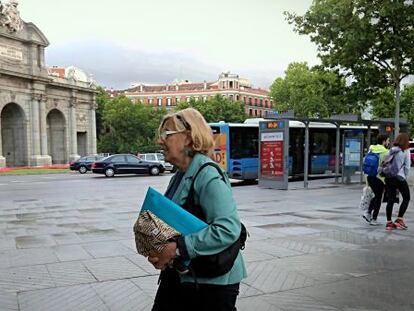 La alcaldesa de Madrid, Manuela Carmena, paseando por Madrid, con la Puerta de Alcal&aacute; de fondo.