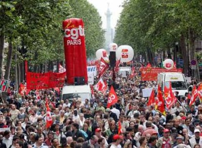 Trabajadores y jubilados franceses se manifiestan en París contra la reforma de las pensiones.