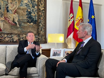 El presidente de Castilla-La Mancha, Emiliano García-Page (a la izquierda), con Jeff Lowe, vicepresidente ejecutivo de SMART Technologies.