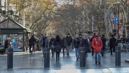 Cuatro meses despu&eacute;s del atentado se han colocado bolardos en la Rambla  