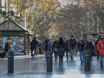 Cuatro meses despu&eacute;s del atentado se han colocado bolardos en la Rambla  