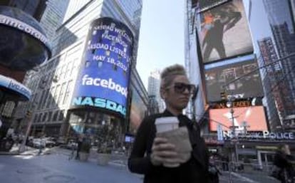 Vista del logotipo de la red social Facebook en el luminoso del exterior de la sede del mercado Nasdaq en Nueva York, Estados Unidos, el 18 de mayo de 2012. EFE/Archivo