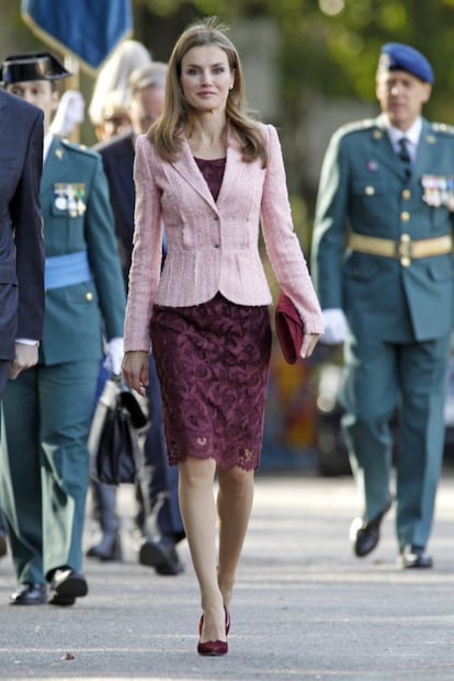 Por tercer año consecutivo, Varela vistió a Letizia Ortiz. En 2013, la Reina lució este bonito conjunto de encaje granate acompañado de una americana rosa.