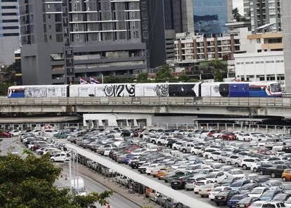 Vista de un Skytrain luciendo la primera instalación de arte móvil.