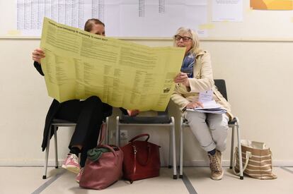 Los colegios electorales en Holanda abren sus puertas para dar inicio a unas decisivas elecciones parlamentarias en las que 12,6 millones de ciudadanos elegirán a su futuro gobierno. En la imagen, dos mujeres en un colegio electoral en La Haya.