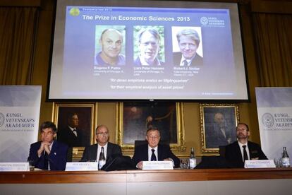 El comité del Nobel con las fotos de los tres premiados.