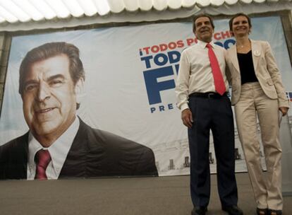 El candidato a la presidencia, el oficialista Eduardo Frei (i) junto a la ministra secretaria general de Gobierno, Carolina Tohá (d)