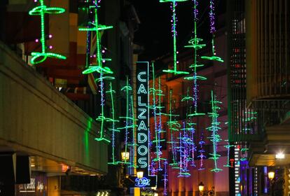 El alumbrado navideño funcionará todos los días a partir de las 18.00 y se mantendrá hasta las 23.00 o 0.00 horas, dependiendo del día. Luces de Navidad en la calle del Carmen.