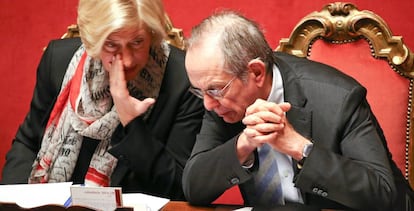 Pier Carlo Padoan, ministro de Econom&iacute;a y Finanzas de Italia, junto a la ministra de Defensa, Roberta Pinotti.