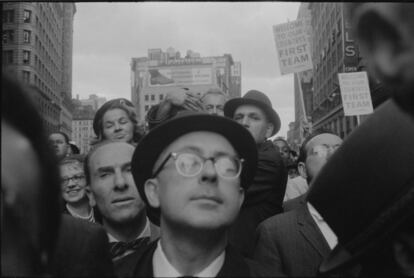 Richard Nixon Campaign Rally, New York. [Mitin de campaña de Richard Nixon, Nueva York]. 1960. Reproducción digital póstuma a partir del negativo original. Garry Winogrand Archive, Center for Creative Photography, University of Arizona.