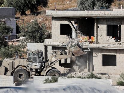 Una excavadora del ejército de Israel en los territorios ocupados de Cisjordania.