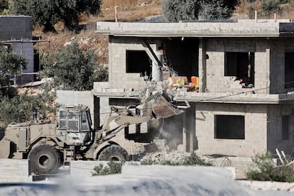 Una excavadora del ejército de Israel en los territorios ocupados de Cisjordania.
