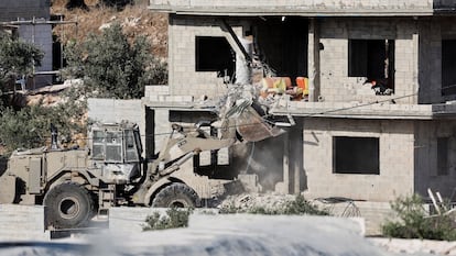 Una excavadora del ejército de Israel en los territorios ocupados de Cisjordania.