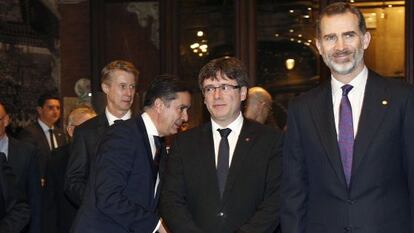 El rey Felipe VI junto al presidente de la Generalitat, Carles Puigdemont, a su llegada a la cena de bienvenida a los asistentes al Mobile World Congress (MWC), en el Palau de la Música.