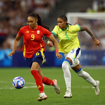 Paris 2024 Olympics - Football - Women's Semi-final - Brazil vs Spain - Marseille Stadium, Marseille, France - August 06, 2024. Tarciane of Brazil in action with Salma Paralluelo of Spain. REUTERS/Andrew Boyers