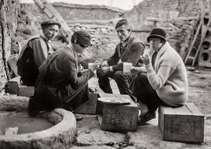 ‘Lunch in Villalcampo. Zamora (Almuerzo en Villalcampo. Zamora)’. 