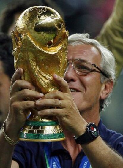 Lippi levanta la copa del mundo