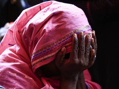 Una mujer sudanesa se tapa la cara con las manos, en una imagen de archivo.