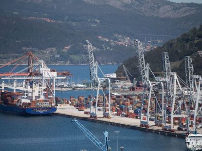 Un barco espera ser descargado en el Puerto de Vigo.