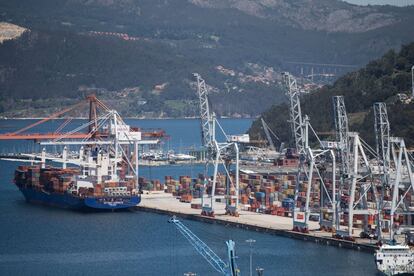 Un barco espera ser descargado en el Puerto de Vigo.