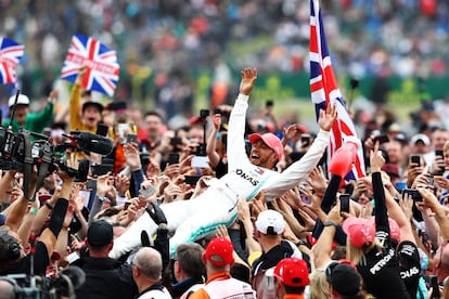 Lewis Hamilton, piloto britânico, celebra sua vitória no Grande Prêmio do Reino Unido em 14 de junho.