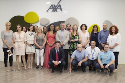 El consejero delegado de AXA España, Jean-Paul Rignault (en el centro), junto a representantes de la empresa y de los trabajadores.