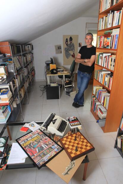A José Ángel Mañas no le gusta acumular libros en su casa de Sevilla la Nueva, en Madrid, a diferencia de su padre, que almacenaba 13.000.