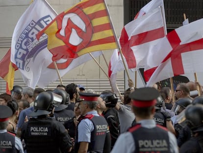 Mossos d&#039;Esquadra rodeando a la veintena de ultras