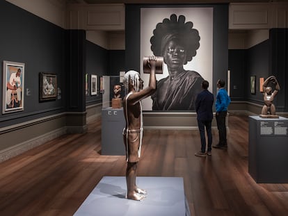 Dos visitantes a la exposición admiran un mural fotográfico de Zanele Muholi, comprado el año pasado por la National Gallery.