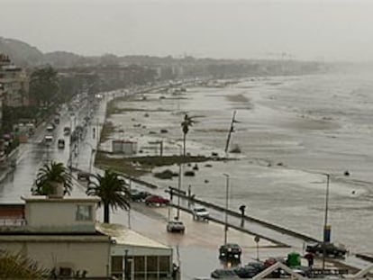 El fuerte temporal que afecta al Mediterráneo ha provocado la <i>desaparición</i> de la playa de Castelldefels (Barcelona).