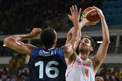 Pau Gasol (d) intenta marcar frente al francs Rudy Gobert, durante los cuartos de final de baloncesto.