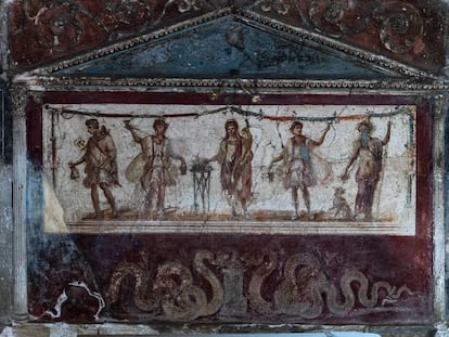 Frescos en el 'termopolio' de Vetutius Placidus, una de las tabernas de la ciudad de Pompeya (Italia).