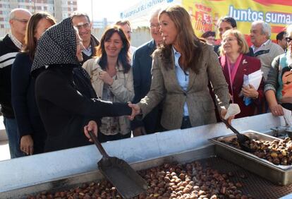 Alicia Sánchez-Camacho, presidenta y candidata del PP, saluda en una castañera en L'Hospitalet de Llobregat.