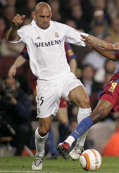 Bravo pugna con Eto'o en el Camp Nou.