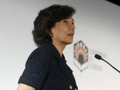 La presidenta del Banco Santander y de Universia, la mayor red de universidades constituida por 1.401 centros acad&eacute;micos de 23 pa&iacute;ses, Ana Bot&iacute;n, ha manifestado hoy que para reducir el paro en Espa&ntilde;a es necesario invertir en la formaci&oacute;n de los espa&ntilde;oles, durante su intervenci&oacute;n en la XVI Junta General de Accionistas de Universia, celebrada en C&oacute;rdoba.