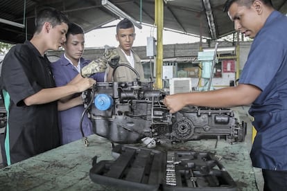 Un grupo de estudiantes en uno de los talleres mecánicos. “Cuando la empresa nos dió la cesión del terreno nos pusimos a trabajar con el poco material que conseguimos comprar, el resto lo íbamos sacando de chatarra, de material donado o del que recogíamos de una manera u otra por los terrenos del ingenio: los antiguos rieles de los trenes de azúcar son hoy las vigas de los talleres mecánicos”, recuerda el misionero.