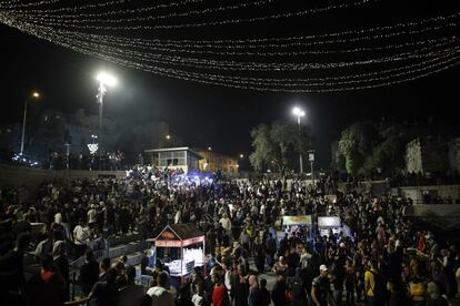 Vista de la multitudinaria celebración del Lag Baomer en el monte Meron, la noche de este jueves.