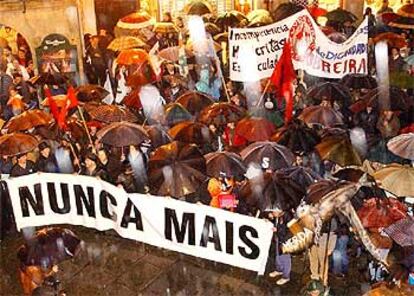 Imagen de la manifestación de anoche en Santiago de Compostela convocada por Nunca Máis.