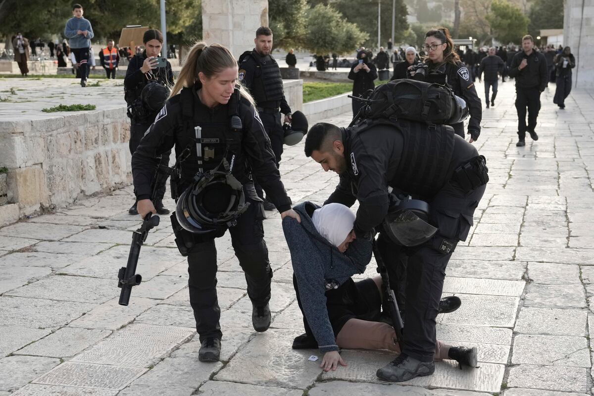 Israel: Violence at holy Jerusalem site raises tension over holidays |  International | EL PAÍS English