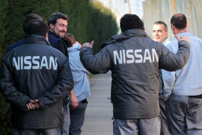 Trabajadores de la factoría de Nissan en Barcelona, ayer tras conocerse la decisión de la multinacional.