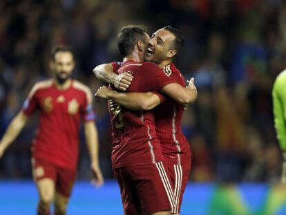 Alcácer i Cazorla celebren un gol en la victòria d'Espanya.