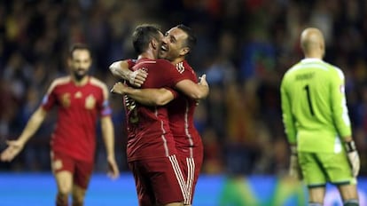 Alcácer i Cazorla celebren un gol en la victòria d'Espanya.