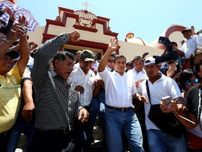 Ollanta Humala (centro), el viernes en Tacna (Per&uacute;).