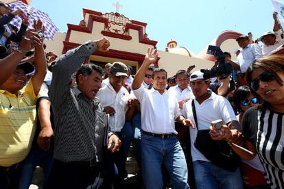 Ollanta Humala (centro), el viernes en Tacna (Per&uacute;).