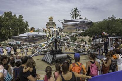 El carrusel de aviones de la compa&ntilde;&iacute;a francesa R&eacute;gis Masclet en la Ciutadella, un ejercicio de retorno al pasado