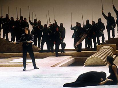 Escena de la representación de la ópera 'Tancredi', de Rossini, dirigida por Pier Luigi Pizzi.