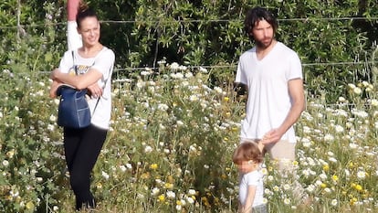 Eva Gónzalez y Cayetano Rivera con su hijo durante un paseo por el campo el día 1 de mayo.