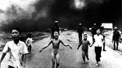 Kim Phuc huye desnuda tras el ataque con napalm en Vietnam en 1972. La foto es obra de Nick Ut.